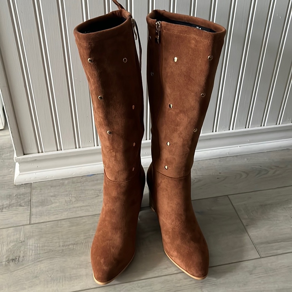 NWOT never worn Womans Midnight Velvet size 8 boot.